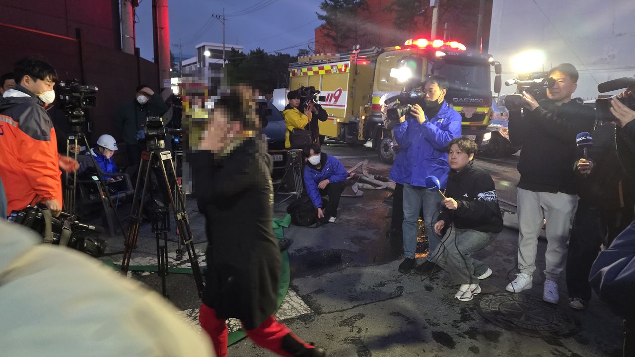 20일 오후 대전 대덕구의 자동차 부품 공장에서 발생한 화재로 직원 `14명의 연락이 두절된 가운데 연락을 받고 달려온 직원 가족들이 오열하고 있다. 신진호 기자