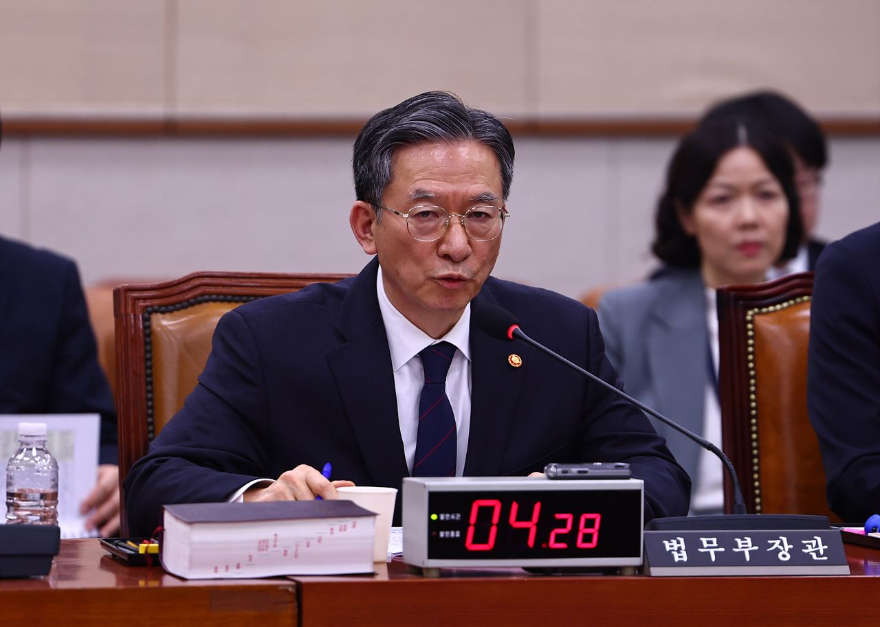 정성호 법무부 장관이 지난 18일 서울 여의도 국회에서 열린 법제사법위원회 전체회의에서 의원 질의에 답변하고 있다. 뉴시스