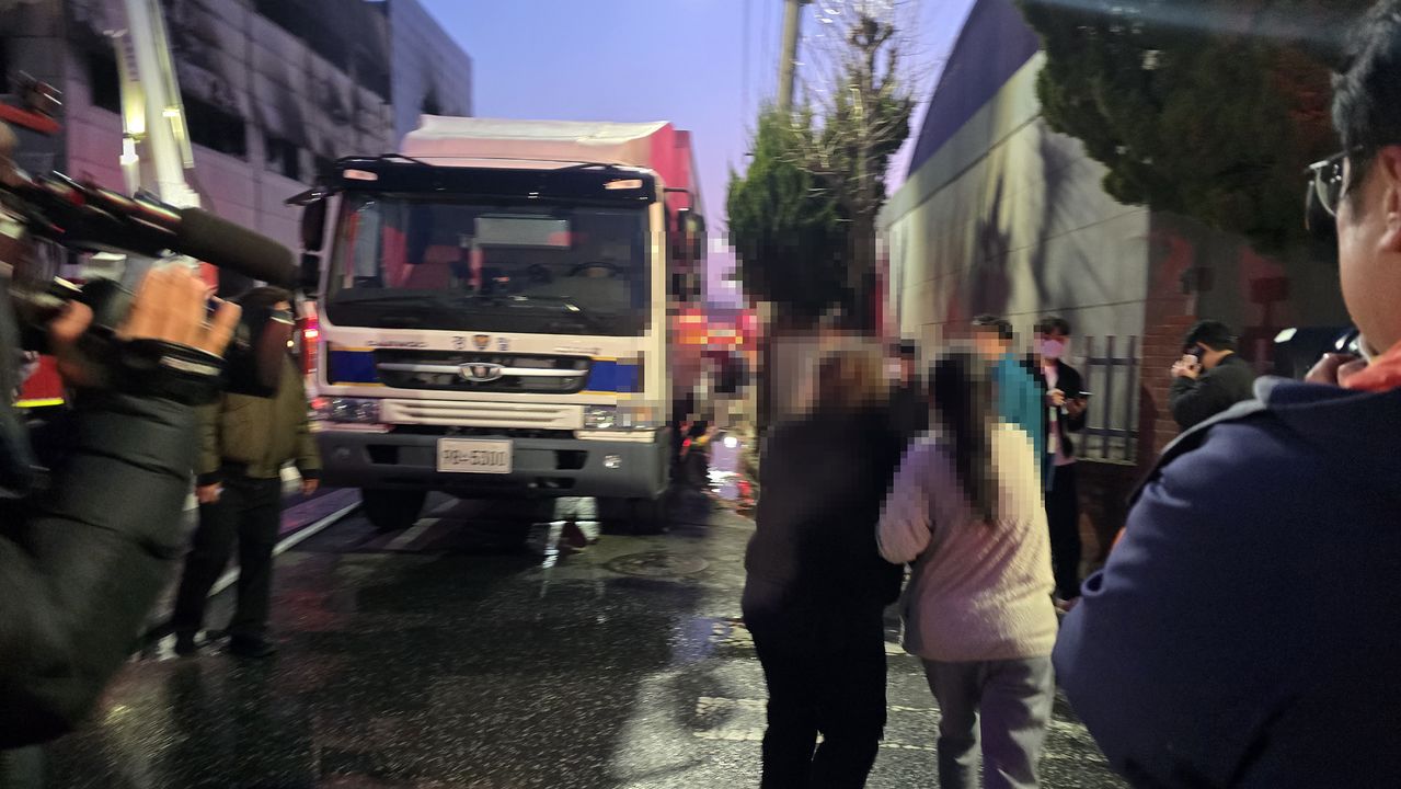 20일 오후 대전 대덕구의 자동차 부품 공장에서 발생한 화재로 직원 `14명의 연락이 두절된 가운데 연락을 받고 달려온 직원 가족들이 오열하고 있다. 신진호 기자