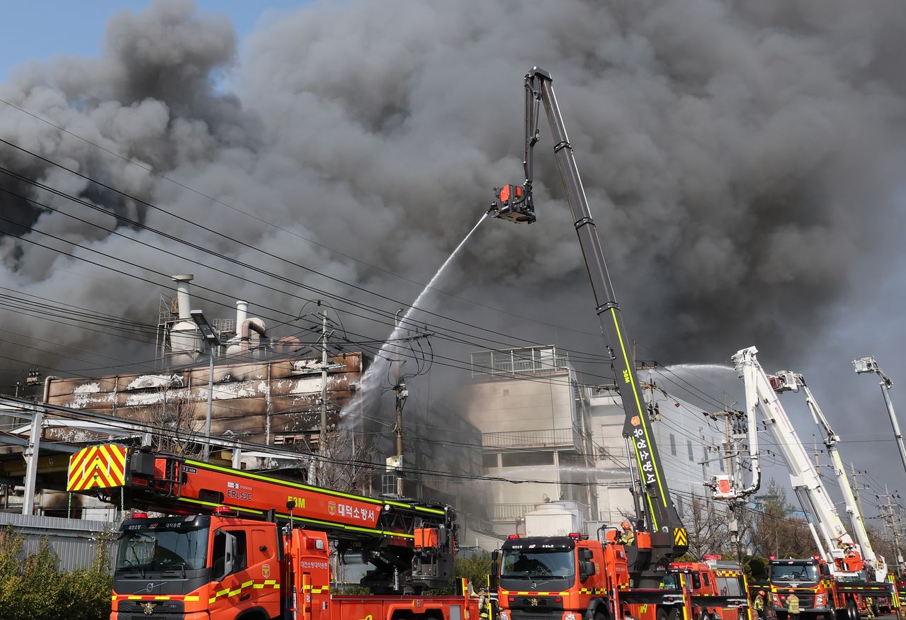 20일 오후 1시17분쯤 대전 대덕구 문평동의 한 공장에서 불이 나 연기가 피어오르고 있다. 뉴스1