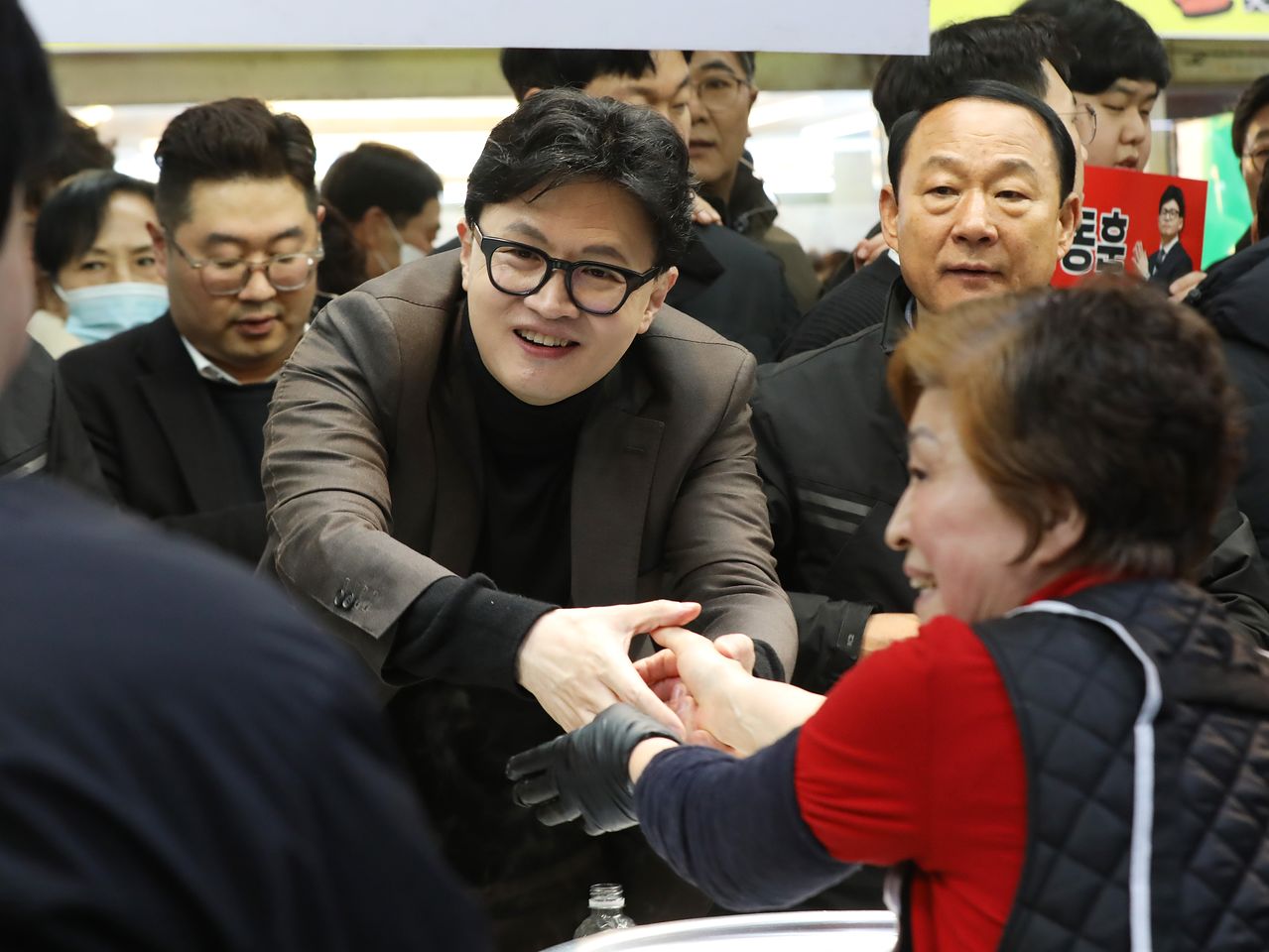 지난 7일 한동훈 전 국민의힘 대표가 부산 북구 구포시장을 찾아 상인들과 인사를 나누고 있다. 뉴스1