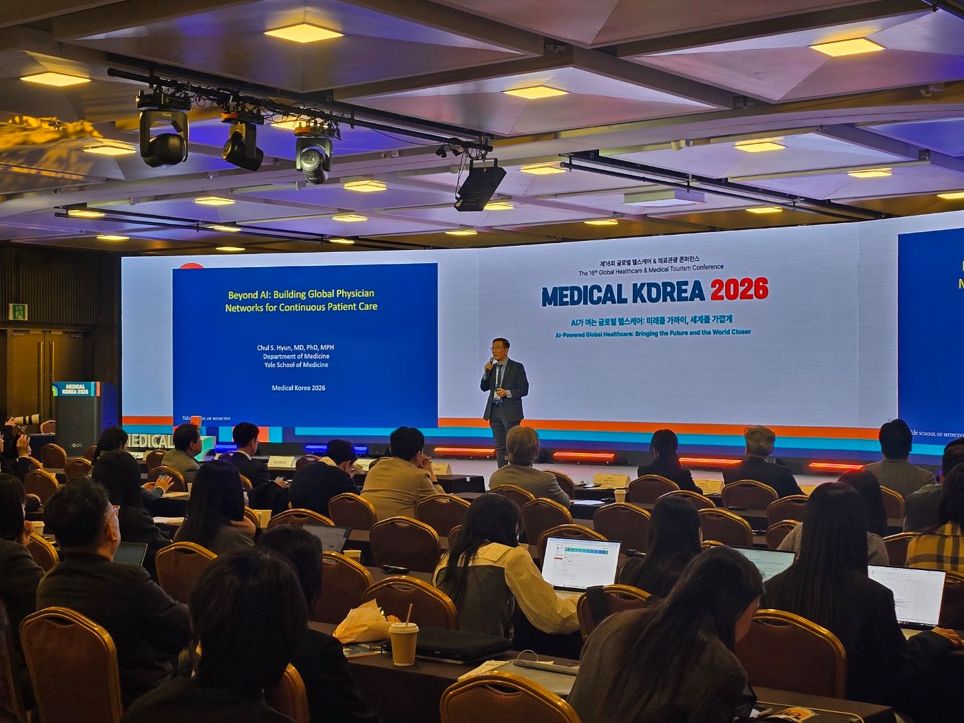 예일대 의대 현철수 교수가 AI를 넘어 글로벌 의료를 위한 의사 네트워크를 주제로 발표하고 있다
