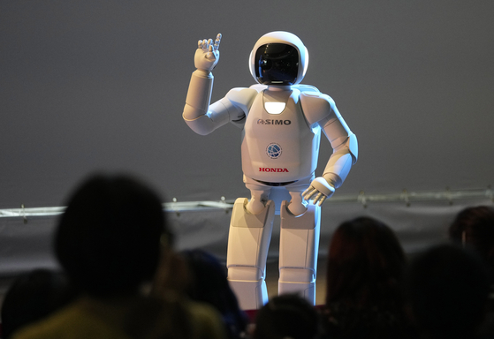 2000년 개발된 혼다의 휴머노이드 아시모(ASIMO). 달리기와 뜀뛰기 등의 기능을 업그레이드 했지만, 별다른 활용처를 찾지 못한 채 프로젝트가 종료됐고 2022년 공식 은퇴를 선언했다. 연합뉴스