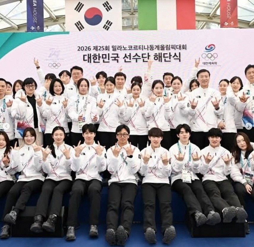 2026 밀라노 코르티나 동계올림픽이 끝난 지난 2월 22일 김대현 차관이 밀라노 시내 코리아하우스에서 열린 대한민국 선수단 해단식에 참석한 후 기념촬영을 하고 있다. [사진 문체부]