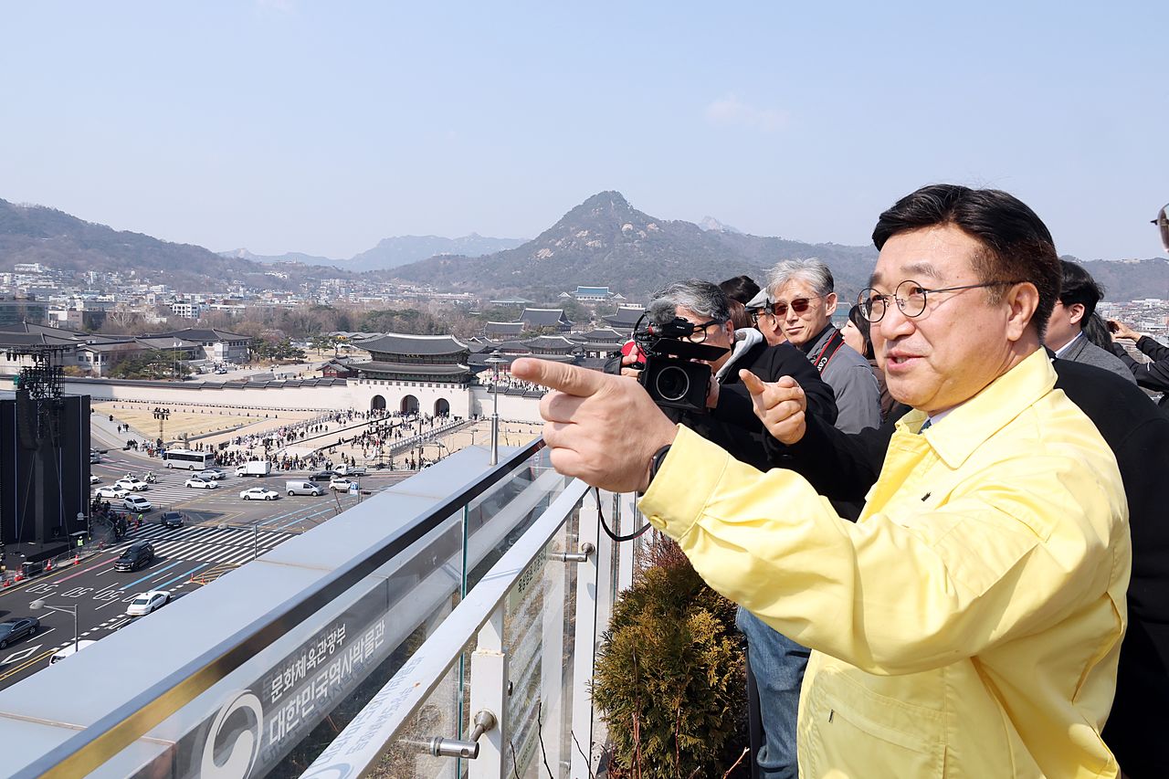 윤호중 행정안전부 장관이 20일 방탄소년단(BTS) 컴백 행사를 하루 앞두고 광화문 일대를 찾아 안전관리 현장 상황을 점검하고 있다. 사진 행정안전부