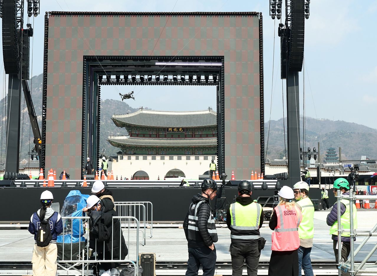 방탄소년단(BTS) 완전체 컴백 공연이 하루 앞으로 다가온 20일 서울 광화문광장에 공연 무대 준비로 관계자들이 분주하다. 뉴스1