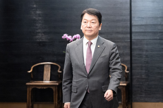 안철수 국민의힘 의원이 지난해 11월 19일 서울 여의도의 한 식당으로 중진 오찬을 위해 발걸음을 옮기고 있다. 뉴스1