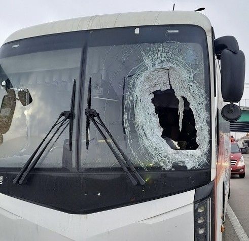 화물차에서 빠진 바퀴에 부딪혀 파손된 차량. 연합뉴스