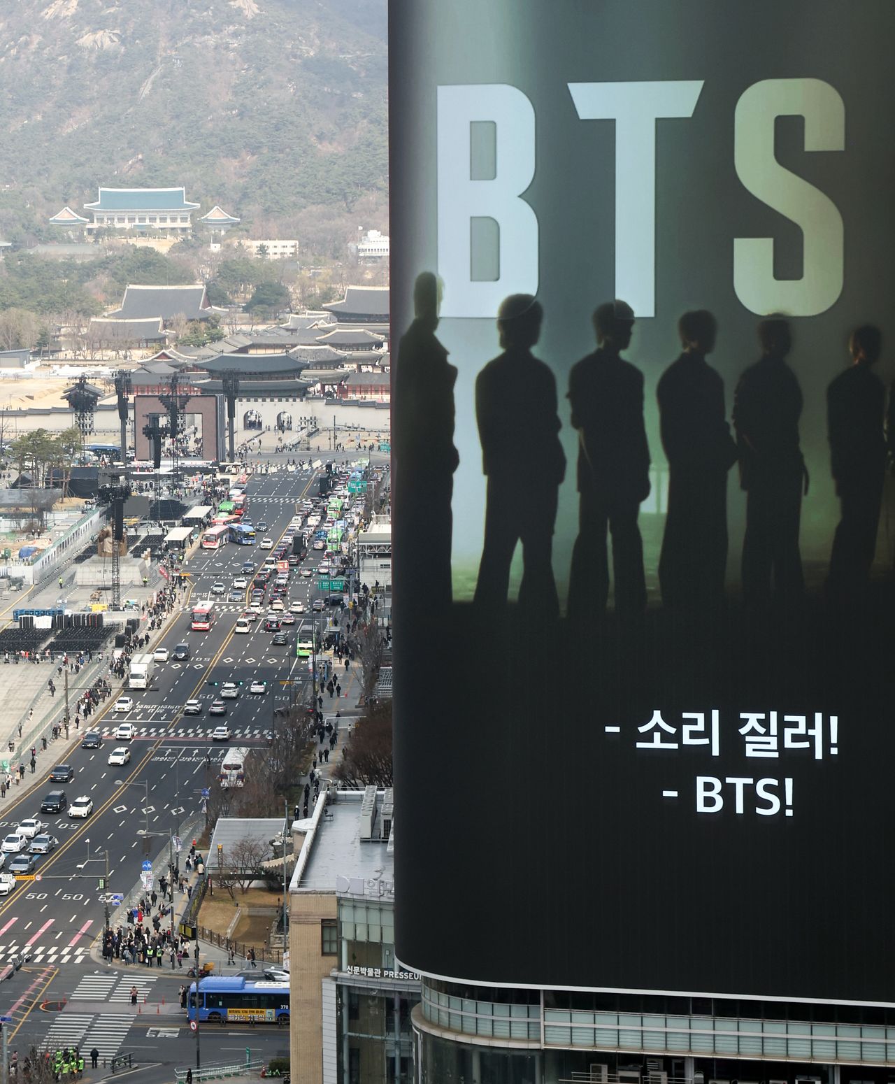 방탄소년단(BTS) 완전체 컴백 공연이 하루 앞으로 다가온 19일 서울 광화문광장 인근 빌딩 전광판에 컴백 공연을 알리는 광고가 표출되고 있다. 뉴스1
