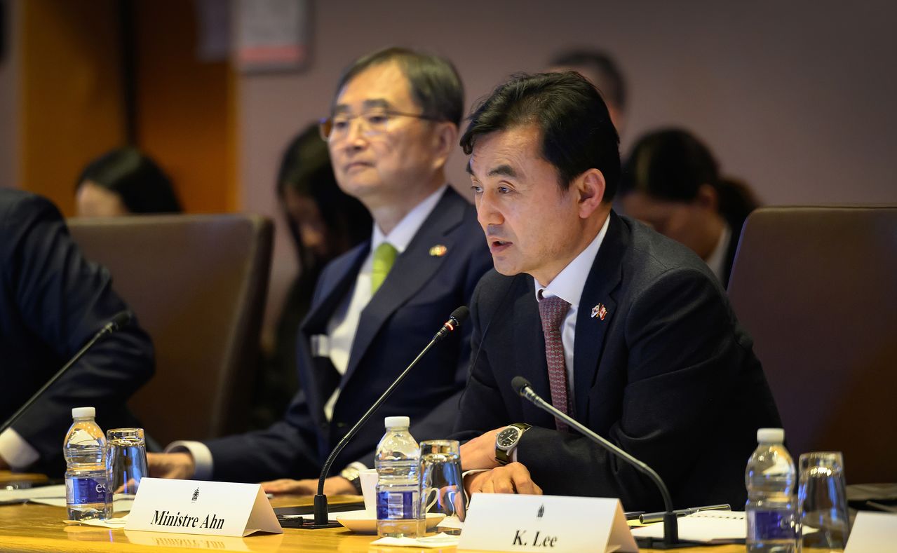 조현 외교부 장관과 안규백 국방부 장관이 지난달 25일(현지시간) 캐나다 오타와에서 열린 제2차 한·캐나다 외교·국방(2+2) 장관회의에서 발언하고 있다. 뉴스1