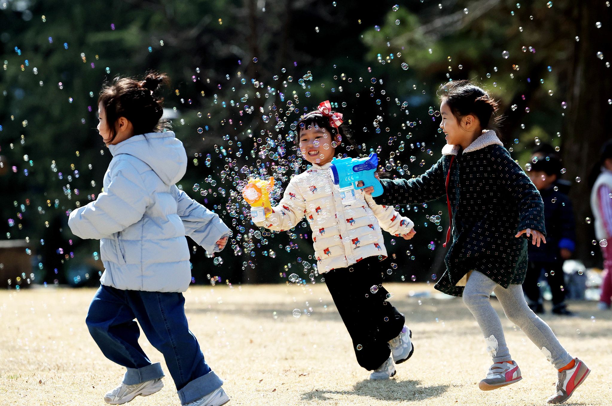 지난 13일 어린이들이 광주 전남대 캠퍼스에서 비눗방울 놀이를 하며 즐거운 시간을 보내고 있다. 뉴스1