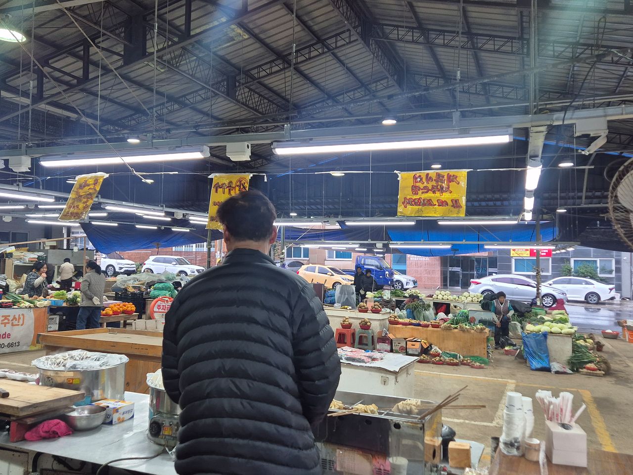 18일 오전 텅 빈 중문향토오일시장을 지켜보는 상인의 뒷모습. 시장 상인들도 하나 둘 장사를 접으면서 규모가 반으로 줄었다고 한다. 오소영 기자