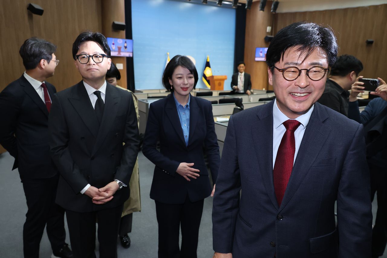 한동훈 전 국민의힘 대표와 배현진 의원이 20일 서울 여의도 국회 소통관에서 김종혁 전 최고위원의 가처분 승소 관련 기자회견에 자리하고 있다. 뉴스1