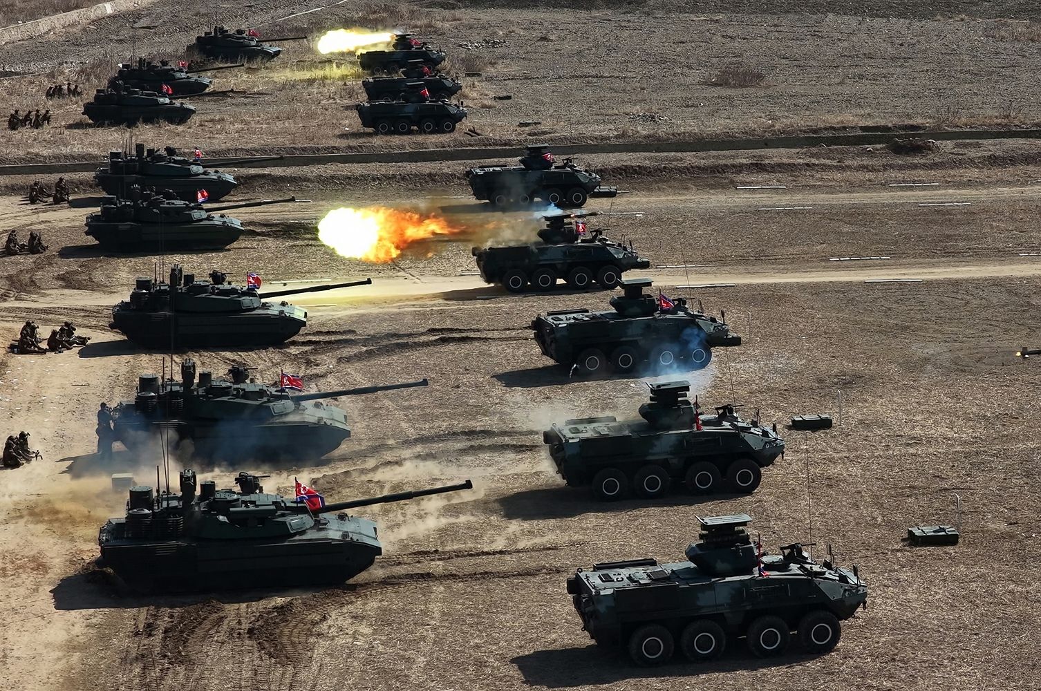 노동당 기관지 노동신문은 20일 ″조선노동당 총비서이시며 조선민주주의인민공화국 국무위원장이신 경애하는 김정은 동지께서 3월 19일 조선인민군 수도방어군단직속 평양 제60훈련기지를 방문하시고 보병, 땅크(탱크)병구분대들의 협동공격전술연습을 참관했다″라고 보도했다. 노동신문=뉴스1