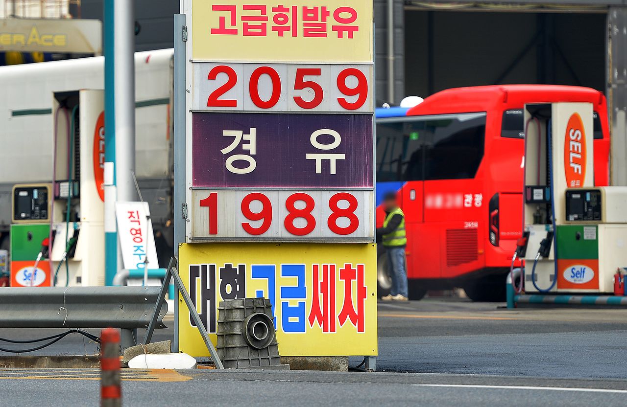 미국과 이란 간의 중동 전쟁 여파로 국내외 기름값이 연일 천정부지로 치솟고 있는 가운데 지난 9일 충북 청주시의 한 셀프 주유소에 휘발유와 경유 등 유가 정보가 표시돼 있다. 김성태 객원기자