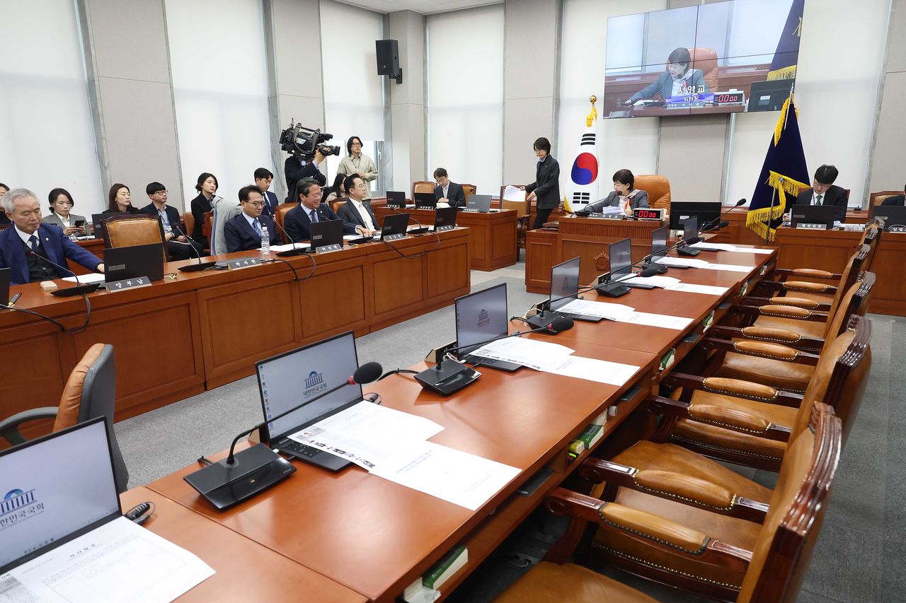 서영교 국회 국조특위 위원장이 20일 오전 서울 여의도 국회에서 열린 윤석열정권정치검찰조작기소의혹사건 진상규명국정조사특별위원회에서 의사봉을 두드리고 있다. 이날 국민의힘은 '일방적 국조특위 구성'에 항의하며 퇴장했다. 뉴시스
