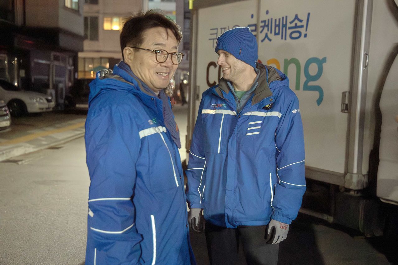 해럴드 로저스 쿠팡 한국 대표와 염태영 더불어민주당 의원이 배송 중간에 만나 대화를 나누고 있다. 사진 쿠팡