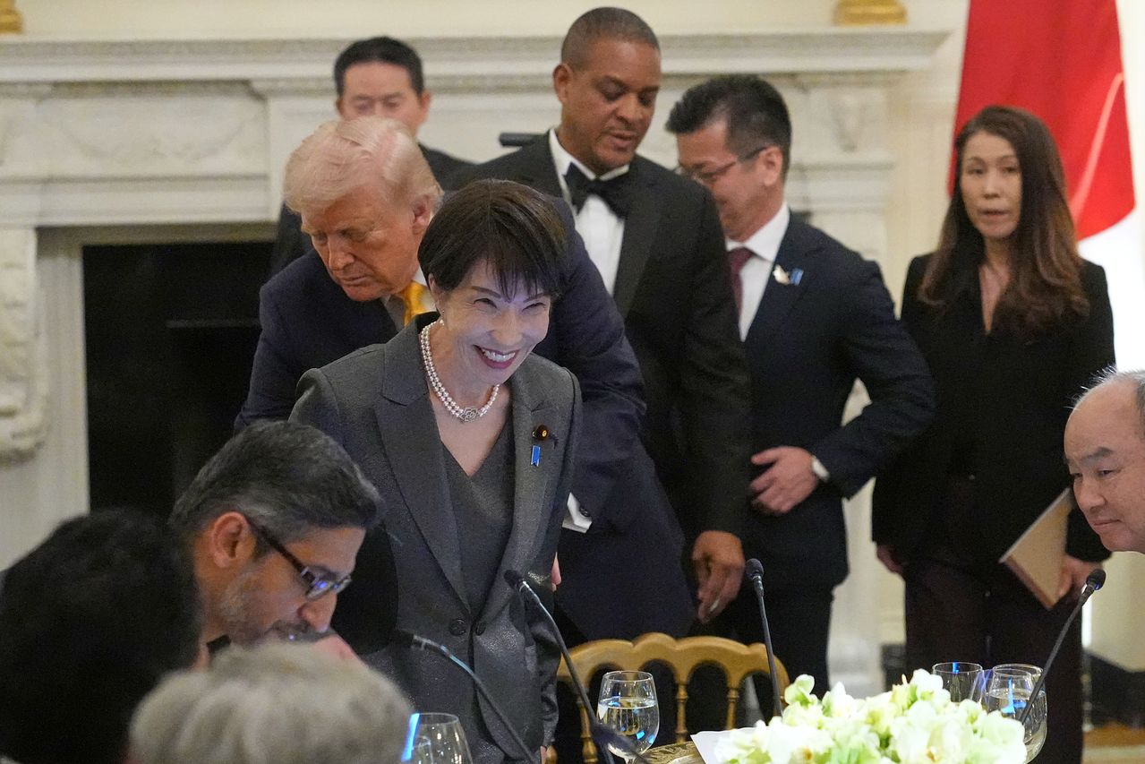 도널드 트럼프 미국 대통령이 19일(현지시간) 만찬장에서 다카이치 총리를 위해 의자를 빼주고 있다.AP=연합뉴스 