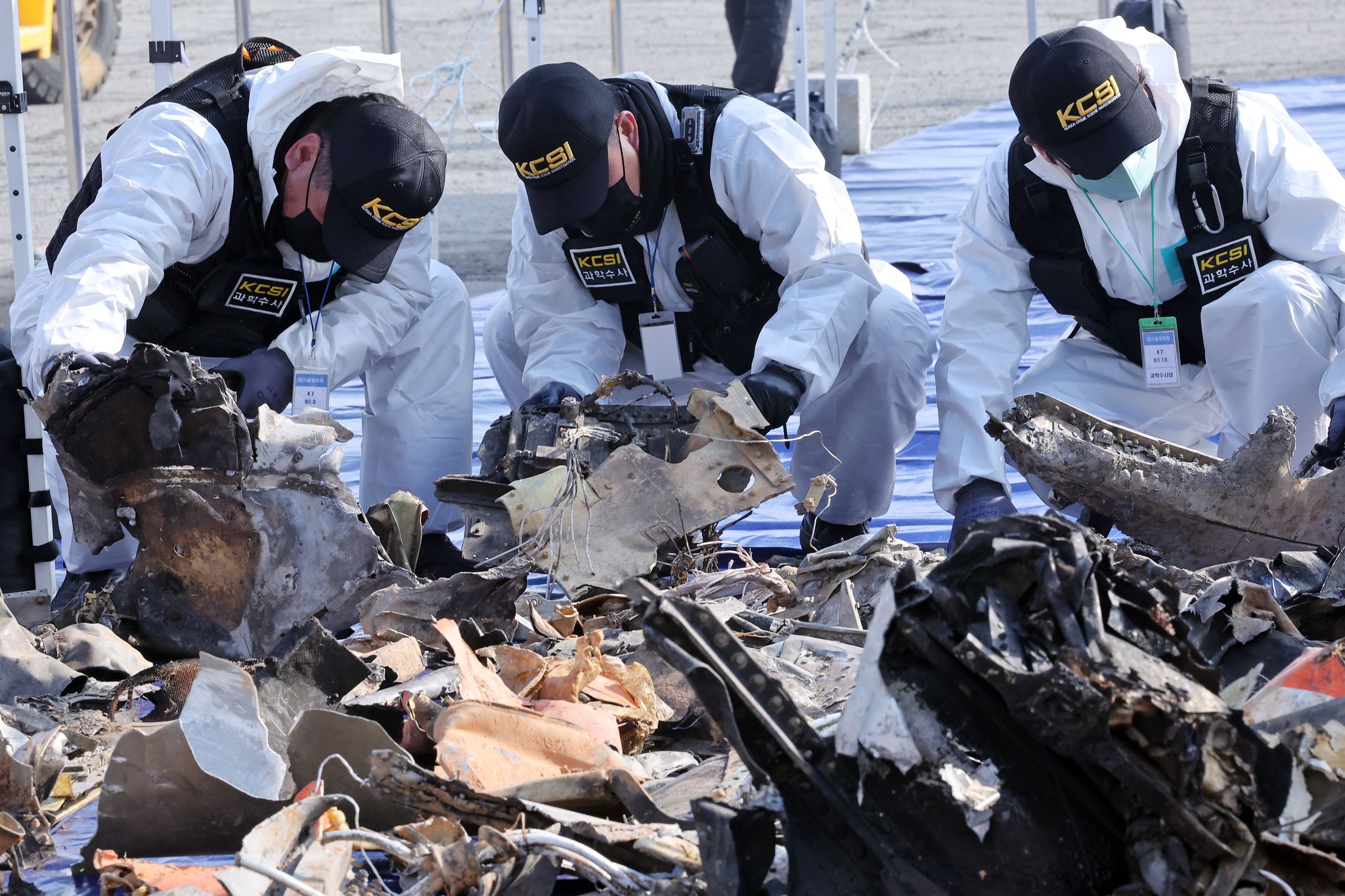 지난달 12일 무안국제공항에서 국립과학수사연구원 관계자들이 12·29 제주항공 여객기 참사 사고기 잔해를 조사하고 있다. 연합뉴스