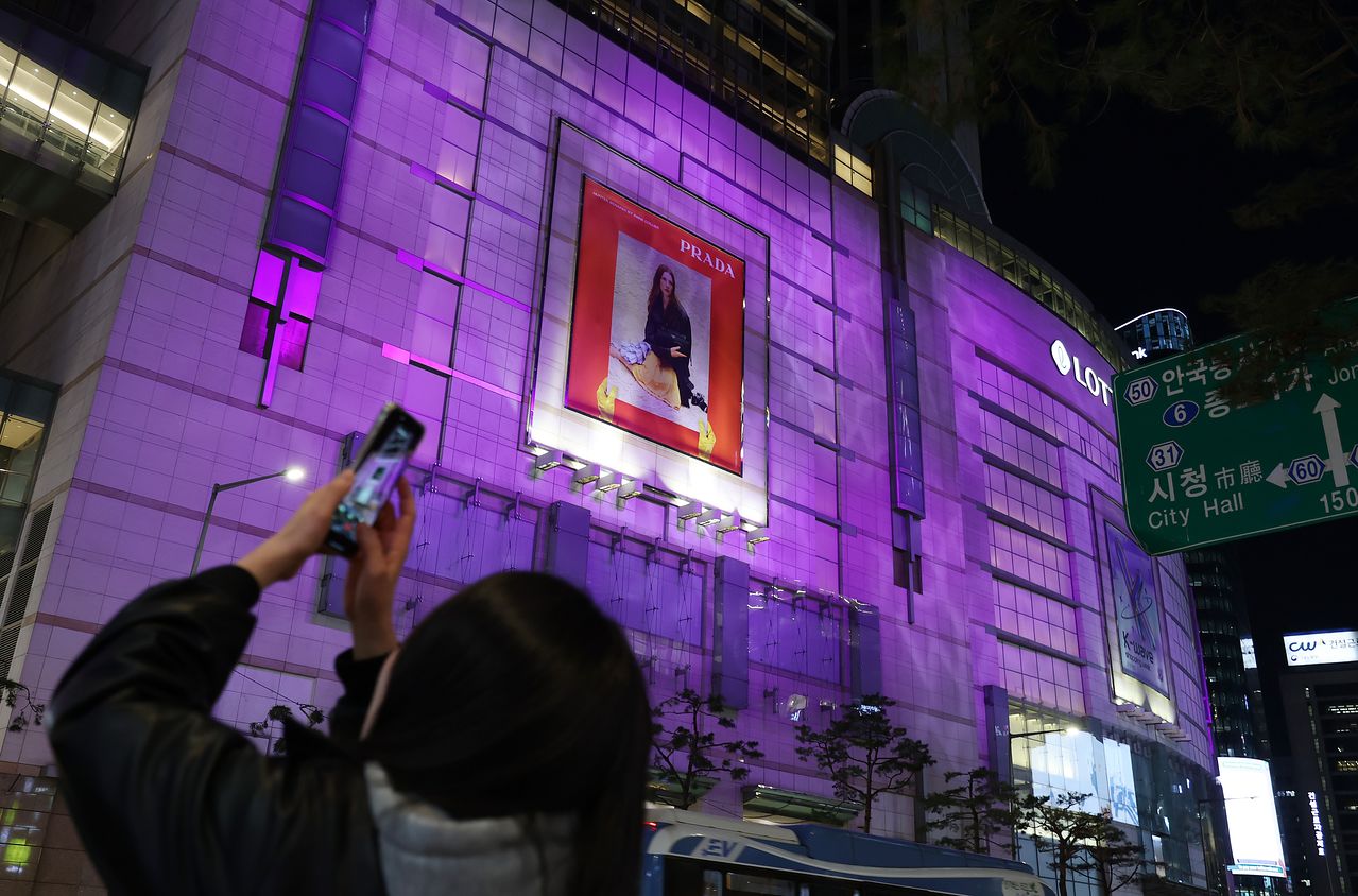 롯데백화점 본점, BTS 공연 앞두고 보라빛 조명   (서울=연합뉴스) 이지은 기자 = 그룹 방탄소년단(BTS)의 광화문 공연을 이틀 앞둔 19일 서울 중구 롯데백화점 본점이 BTS 상징색인 보라색 조명으로 물들어 있다. 2026.3.19   jieunlee@yna.co.kr (끝)  〈저작권자(c) 연합뉴스, 무단 전재-재배포, AI 학습 및 활용 금지〉