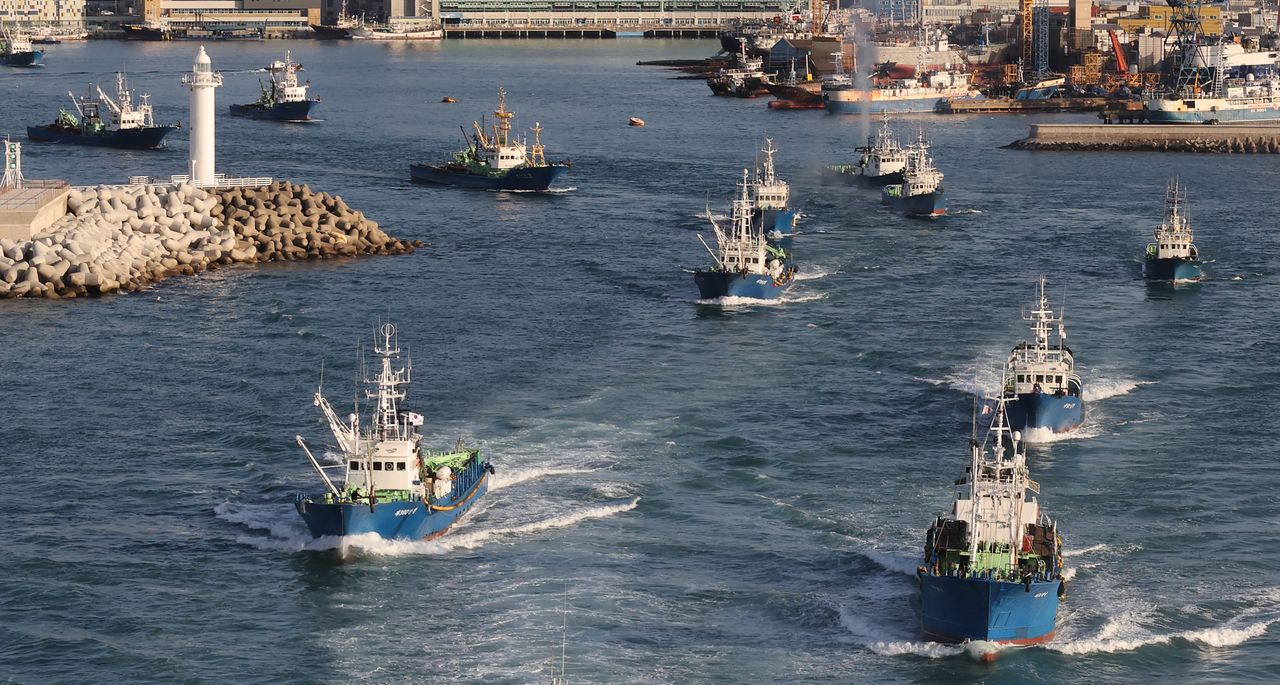 부산 서구 부산공동어시장에서 봄철 출항에 나서는 어선들. 중앙일보