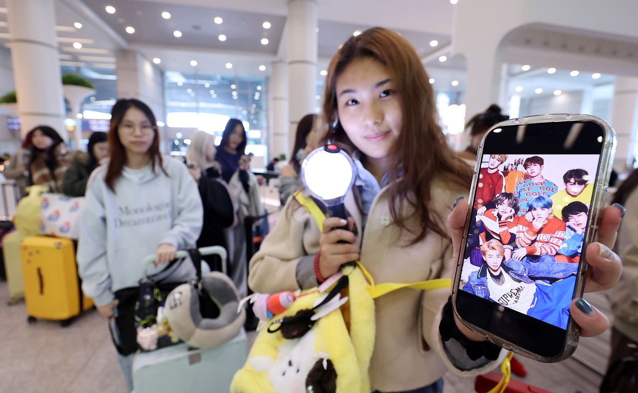 19일 인천국제공항에서 BTS 팬클럽 ‘아미’인 중국인 클로이(20)가 입국하며 아미밤(방탄소년단 공식 응원봉)을 들어 보이고 있다. 오는 21일 서울 광화문광장에서 열리는 BTS 컴백 공연을 관람하기 위해 전 세계 ‘아미’(BTS 팬)들이 속속 한국을 찾고 있다. 뉴스1