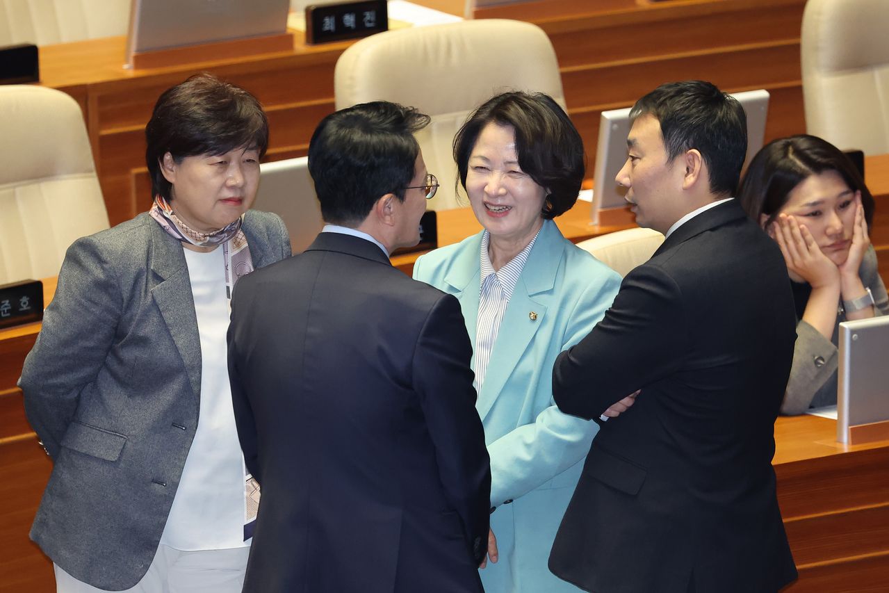 추미애 법사위원장을 비롯한 법사위원들이 20일 서울 여의도 국회에서 열린 제433회국회(임시회) 제2차 본회의에서 대화하고 있다. 뉴스1