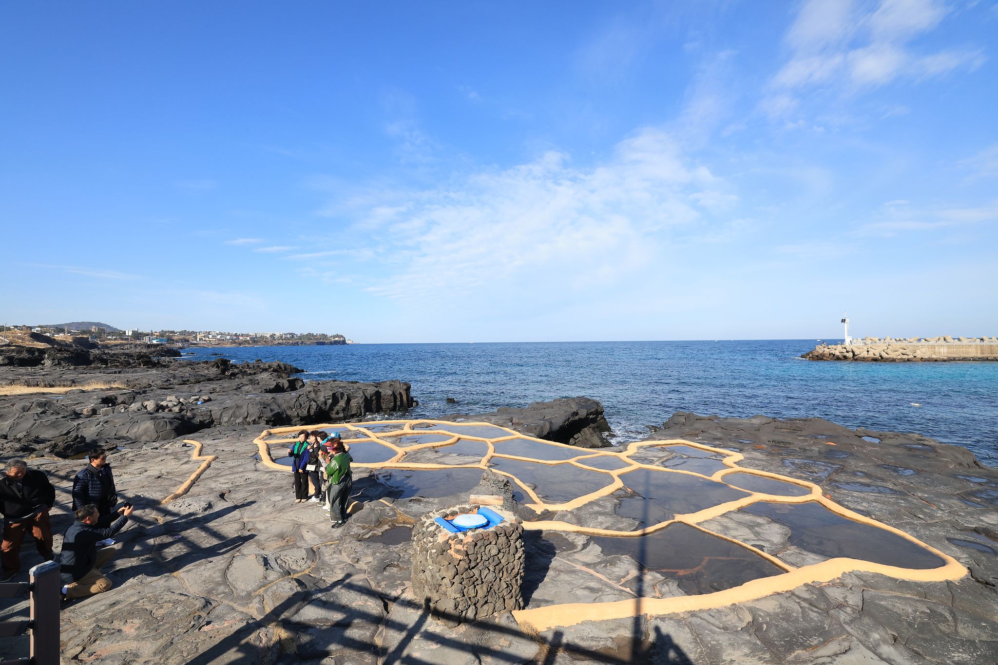 화창한 날씨를 보인 20일 오전 제주시 애월읍 구엄리 돌염전을 찾은 관광객이 바다 정취를 즐기고 있다. 연합뉴스