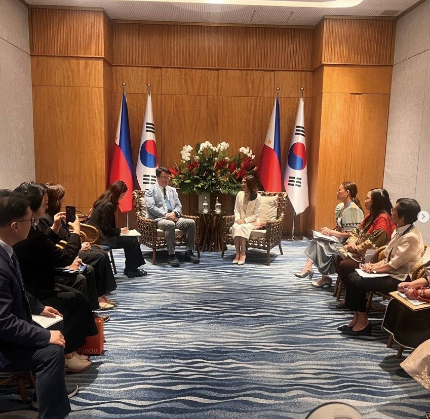 지난 1월 30일 동남아 국가 중 방한 외래 관광객 수가 가장 많은 필리핀의 크리스티나 프라스코 관광장관과 회담을 하고 있는 김대현 차관의 모습. 이날 글로벌 온라인 여행사(OTA)인 AGODA 간부들과 회의를 갖고 한국이 추진하는 외래관광객 3천만 명과 지역으로의 인바운드 확대 정책 등에 관해 설명하고 협조를 요청했다. [사진 문체부]