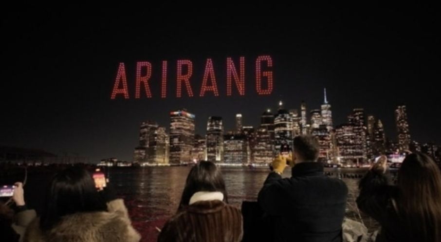 18일 미국 뉴욕 브루클린 브리지 상공에서는 BTS의 완전체 컴백을 축하하는 드론쇼가 15분간 진행됐다. 사진 빅히트 뮤직