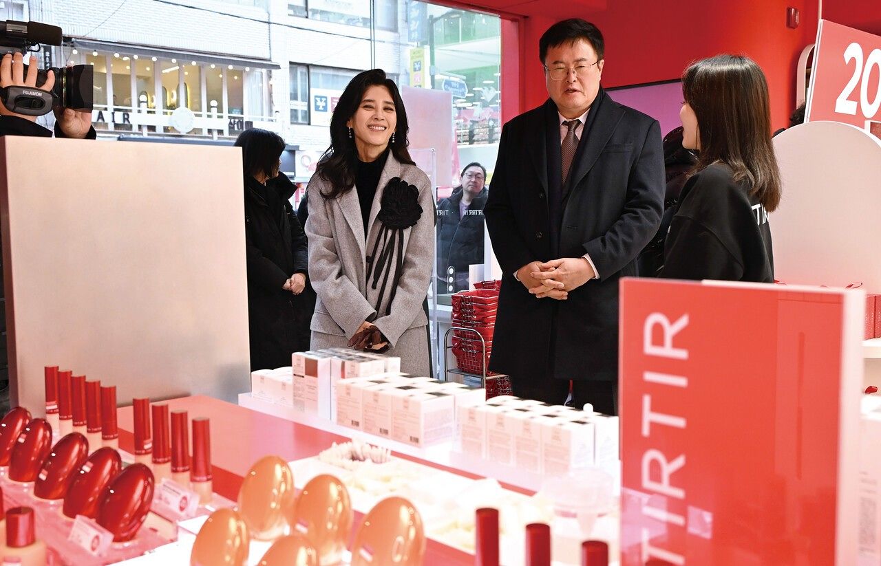 작년 12월에 열린 ‘2026코리아그랜드세일’ 개막행사에서 김대현 2차관이 이부진 한국방문의해위원회 위원장과 서울 명동 커뮤니티하우스 마실에서 K-뷰티 브랜드 티르티르 매장을 살펴보고 있다. 장진영 기자