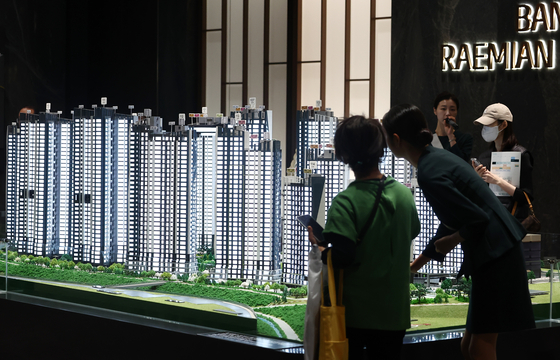 지난해 11월 서울 반포 래미안 트리니티 모델하우스를 방문한 사람들이 견본주택을 살펴보고 있다. 반포아파트 제3주구 주택 재건축 정비사업을 통해 선보이는 총 17개 동 2091가구 규모의 대단지 아파트다. 3040 중상층은 일찌감치 부동산 투자에 눈을 떠 취업 혹은 결혼과 동시에 아파트를 산 경우가 많았다. 뉴스1