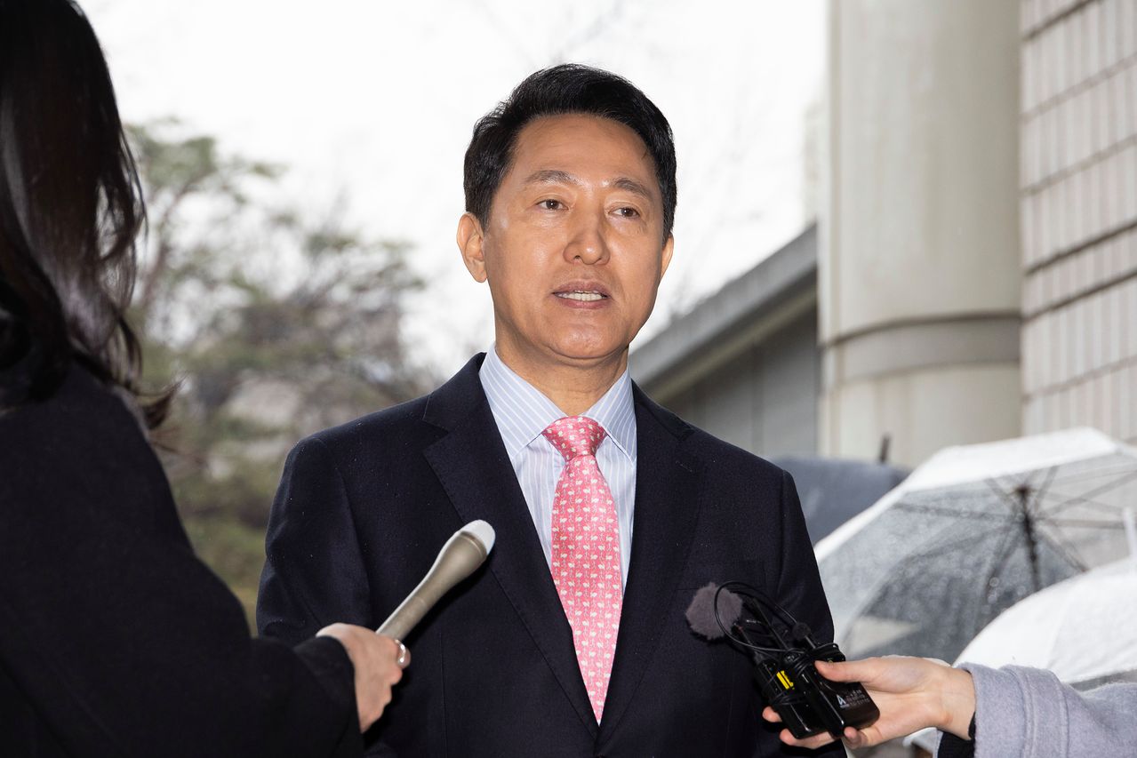 정치자금법 위반 혐의로 기소된 오세훈 서울시장이 18일 오전 서울시 서초구 서울중앙지방법원에서 열린 정치자금법위반 2차 공판에 출석하며 취재진 질의에 답변하고 있다. 이날 오 시장은 민중기 특검을 법왜곡죄로 고소하는 방안을 검토하고 있다고 말했다. 뉴스1