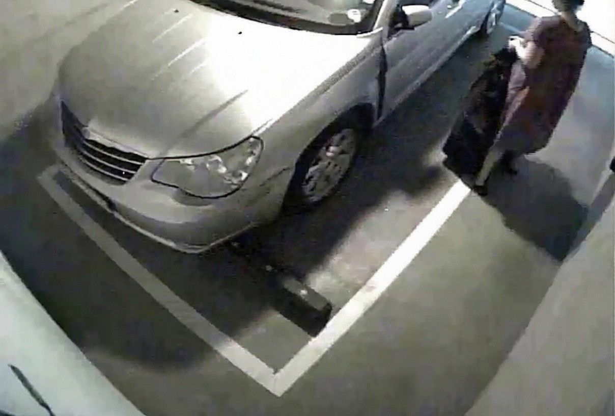 고미영이 살해 후 토막 낸 피해자의 시신을 차량에 싣는 모습이 담긴 모텔 CCTV 화면. [사진 인천남동경찰서]