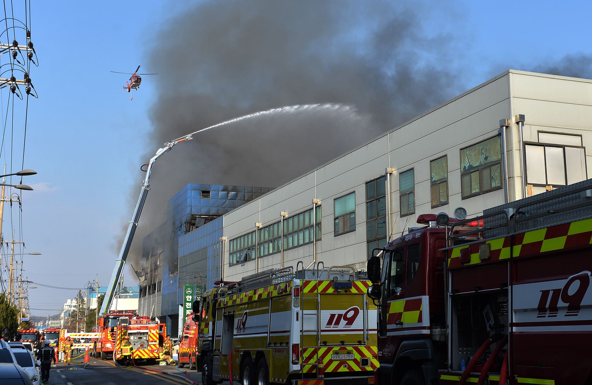 20일 오후 대전시 대덕구의 한 자동차 부품 공장에서 대형화재가 발생하자 출동한 소방대원들이 화재 진압을 하고 있다. 김성태 객원기자
