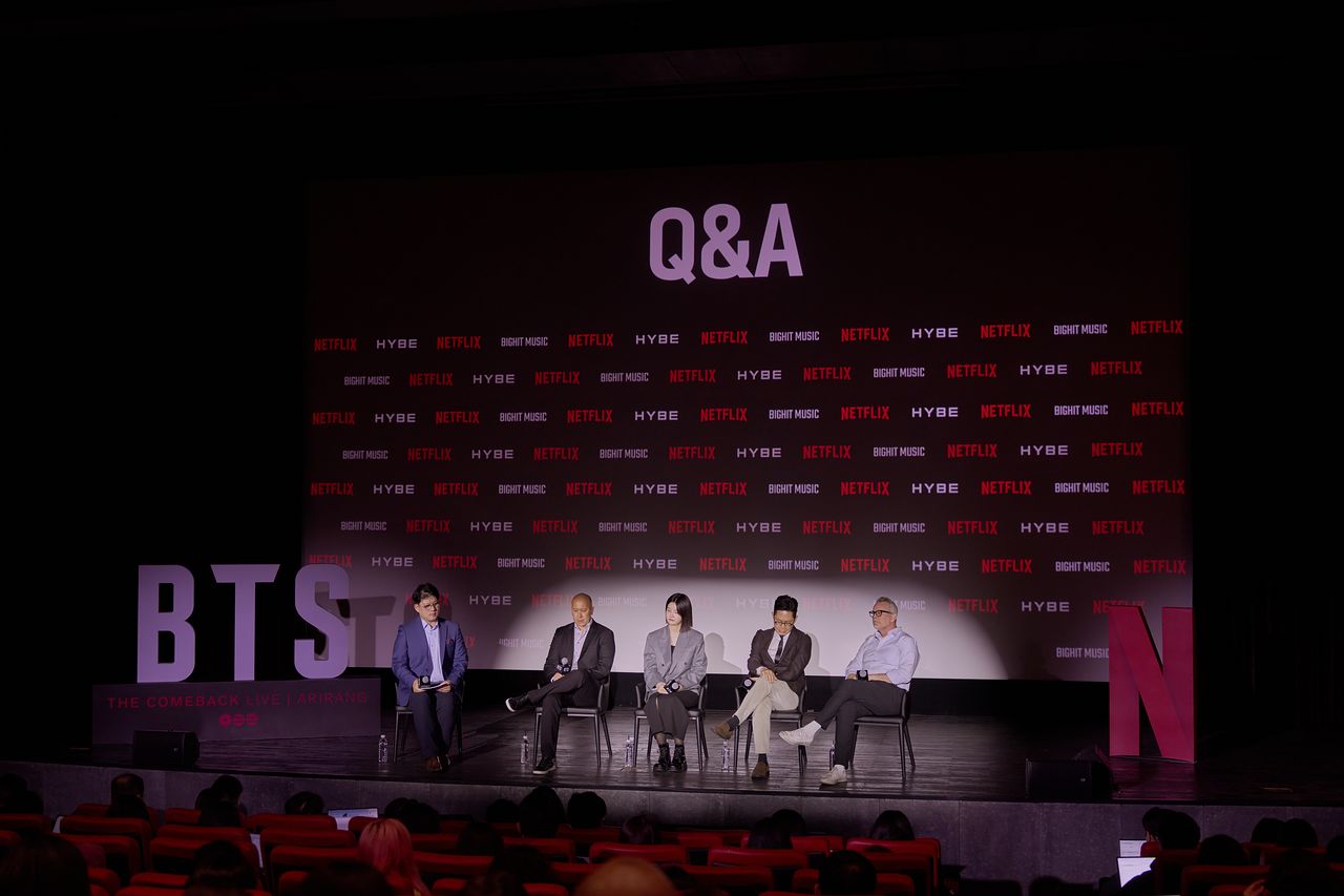21일 BTS의 광화문 공연을 앞두고 이를 개최하는 넷플릭스가 관련 브리핑을 열었다. (왼쪽부터) 조현준 넷플릭스 서울 오피스 커뮤니케이션실 매니저(MC), 브랜든 리그 넷플릭스 넷플릭스 논픽션 시리즈 및 스포츠 부문 VP, 김현정 빅히트 뮤직 VP, 유동주 하이브 뮤직그룹 APAC 대표, 개럿 잉글리시 컴백 라이브 프로듀서. [사진 넷플릭스]