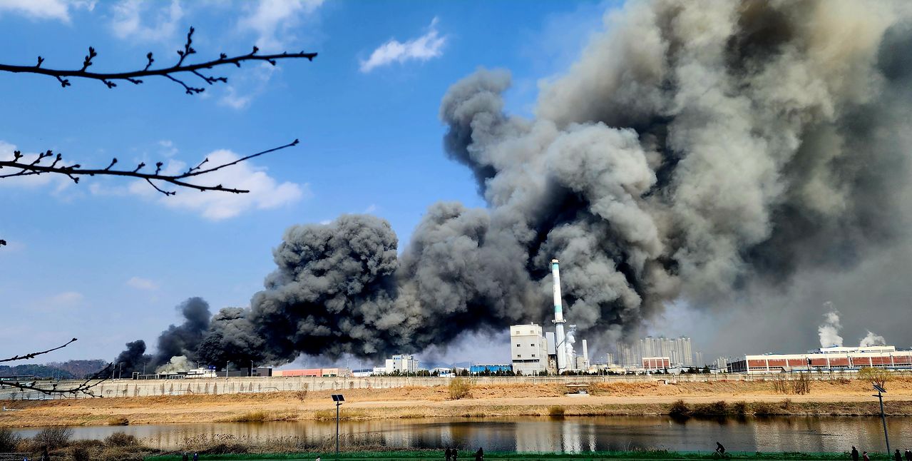 20일 오후 1시17분쯤 대전 대덕구 문평동의 한 공장에서 불이 나 연기가 피어오르고 있다. 뉴스1