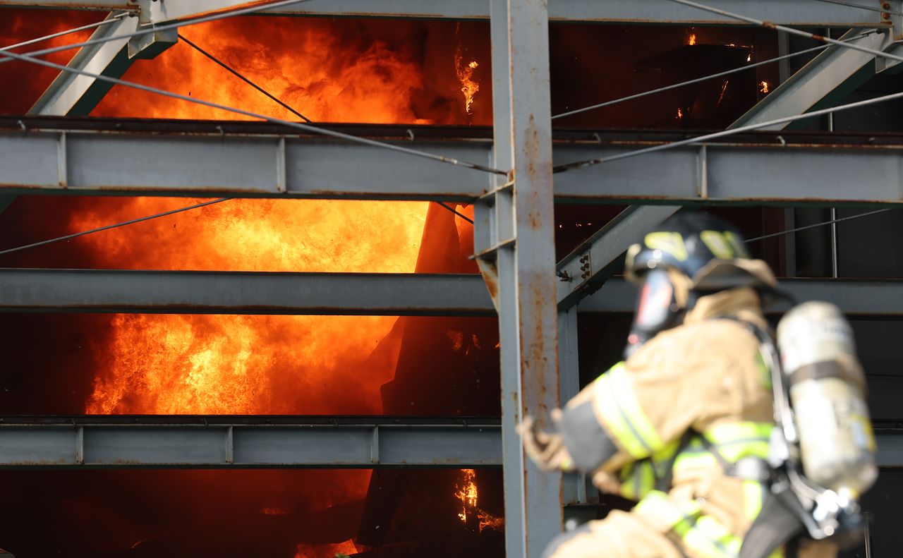 20일 오후 1시17분께 대전 대덕구 문평동의 한 공장에서 불이 나 소방대원이 불을 끄고 있다. 소방당국은 국가소방동원령을 발령한 가운데, 현재까지 부상자들을 비롯한 출근자들 중 14명의 연락이 두절된 것으로 확인됐다. 뉴스1