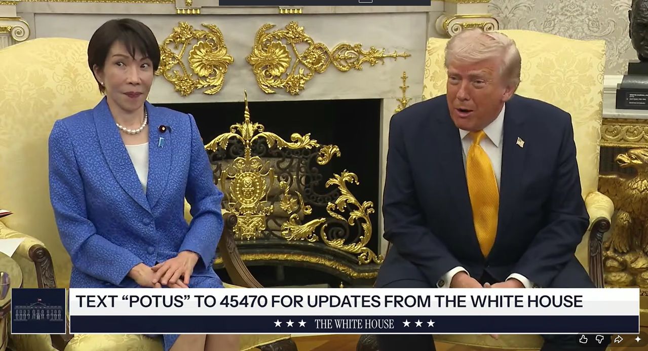 도널드 트럼프 미국 대통령(오른쪽)이 19일(현지시간) 워싱턴 DC 백악관에서 열린 다카이치 사나에 일본 총리와의 정상회담 도중 “일본 등 동맹국에 왜 이란 공격을 미리 말하지 않았느냐”는 한 일본 기자의 질문을 받고 “우리는 기습을 원했다. (일본은) 왜 진주만(공습)을 미리 말해주지 않았느냐”며 농담 섞인 답변을 하고 있다. 트럼프 대통령 답변을 듣고 있던 다카이치 총리가 눈을 동그랗게 뜨며 다소 당황하는 듯한 표정이 카메라에 잡혔다. 사진 백악관 유튜브 캡처