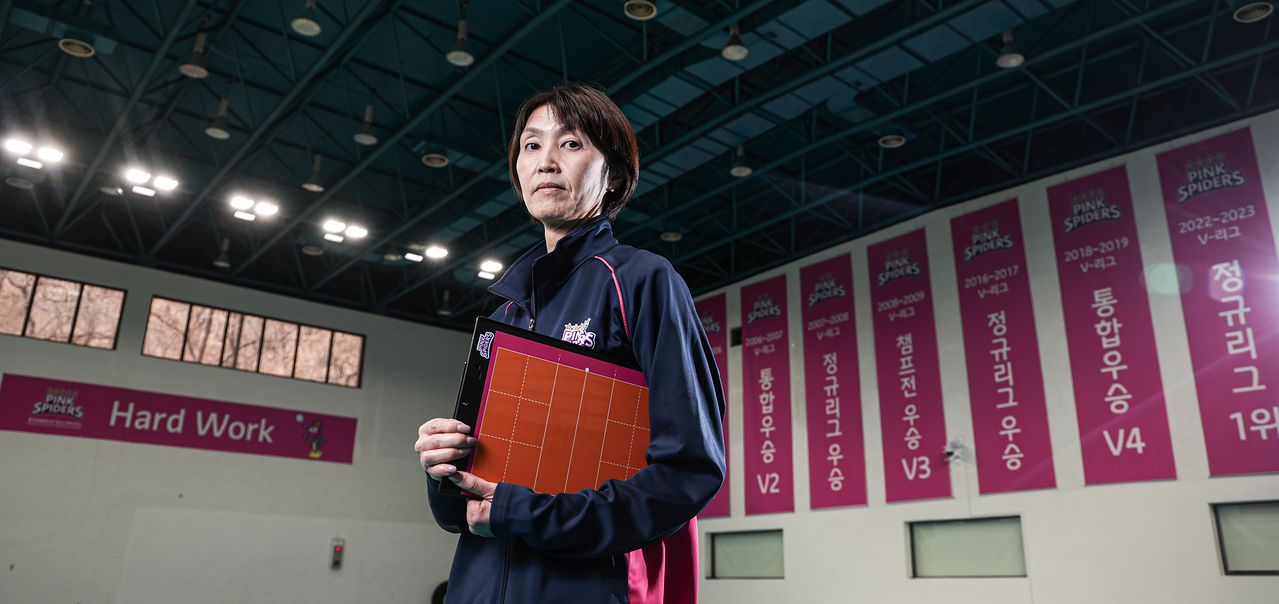 약체로 평가받은 흥국생명에 ‘토탈 배구’를 접목한 요시하라 도모코 감독. 김경록 기자