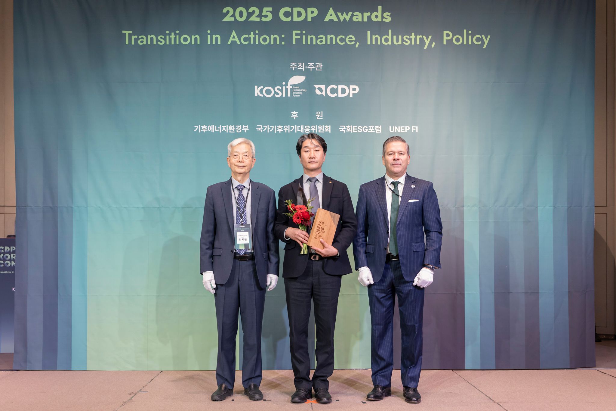 ▲ 3월 10일 서울 중구 앰배서더 서울 풀만 호텔에서 열린 ‘2025 CDP 코리아 어워드’에서 김남욱 ㈜한화 ESG협의체 환경경영모듈장(가운데)과 장지인 CDP 한국위원회 위원장(왼쪽), 호세 오르도네스 CDP 글로벌 APAC 총괄대표(오른쪽)가 기념촬영을 하고 있다