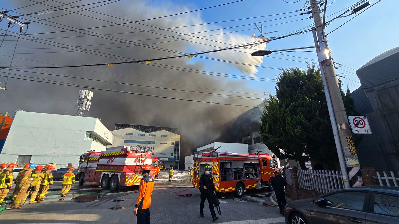20일 오후 대전시 대덕구 자동자 부품 공장에서 화재가 발생하자 산림청 헬기와 소방차가 진화작업을 벌이고 있다. 신진호 기자