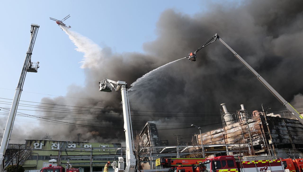 20일 오후 대전 대덕구 문평동의 한 공장에서 불이 나 검은연기가 치솟고 있다.   소방당국은 국가소방동원령을 발령한 가운데, 현재까지 부상자들을 비롯한 출근자들 중 14명의 연락이 두절된 것으로 확인됐다. 뉴스1