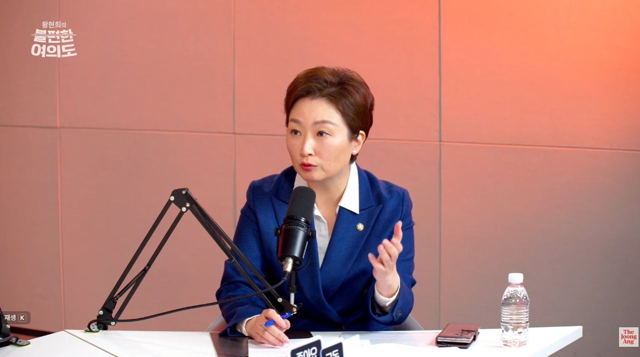 이언주 최고위원이 19일 중앙일보 정치토크쇼 ‘황현희의 불편한 여의도’에 출연해 인터뷰하고 있다. [사진 ‘불편한 여의도’ 캡처]