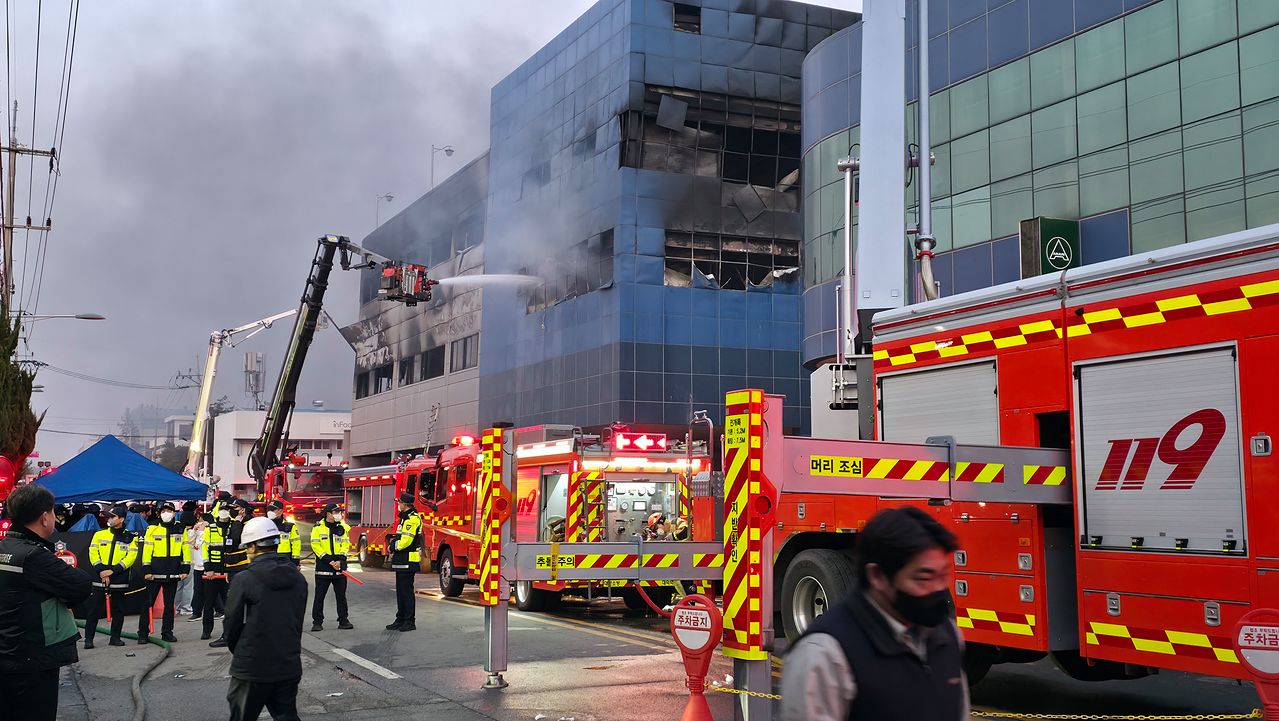 20일 오후 1시17분쯤 대전 대둑구 문평동 자동차 부품 공장 화재 현장에서 소방 당국이 진화 작업을 벌이고 있다. 뉴스1