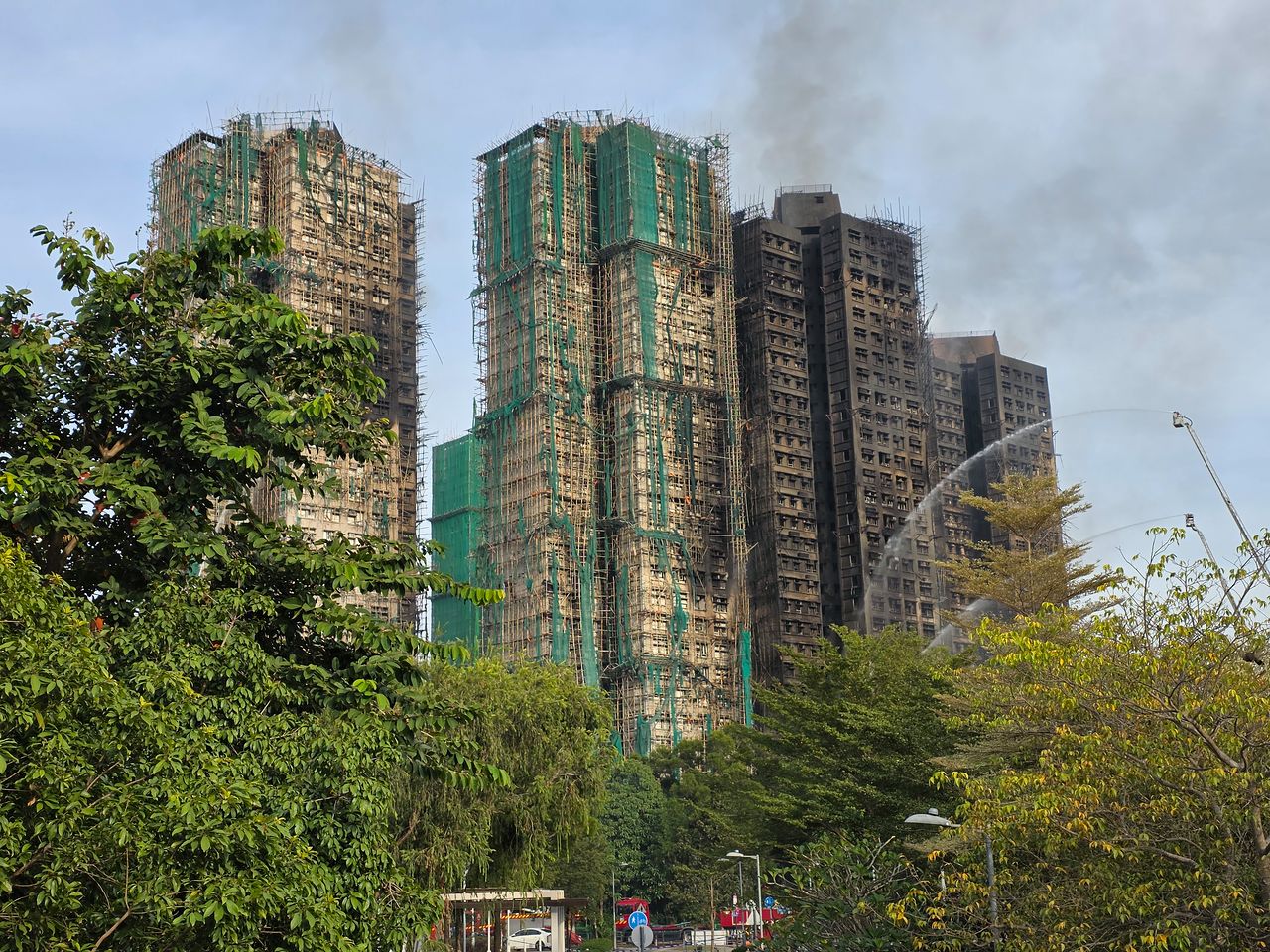 지난해 11월 주민 168명의 목숨을 앗아간 홍콩 아파트 '웡 푹 코트' 화재 참사 당시 고가사다리 소방차가 아파트 고층 잔불을 정리를 하고 있다. 홍콩=이도성 특파원