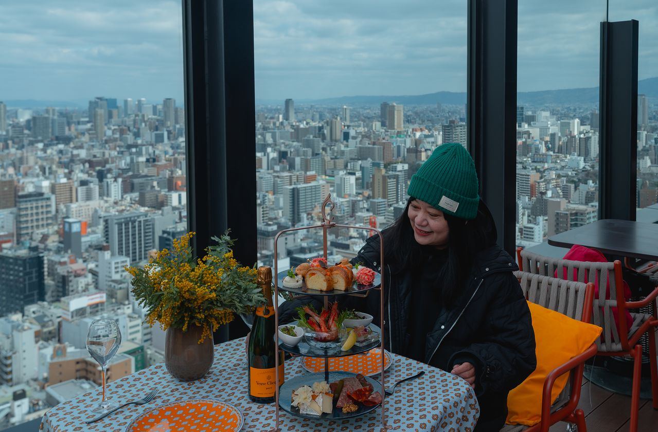 센타라 그랜드 호텔 오사카 33층 루프톱에서 즐기는 애프터눈 티. 도심이 한눈에 내려다 보인다.