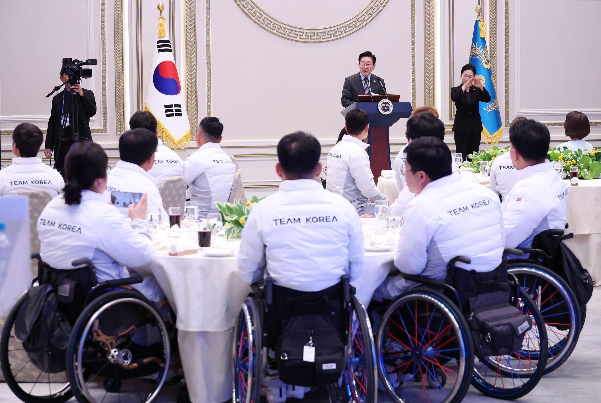  이재명 대통령이 20일 청와대에서 열린 밀라노-코르티나 동계 패럴림픽 선수단 격려 오찬에서 격려사를 하고 있다. 청와대사진기자단