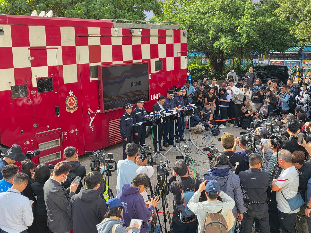 지난해 11월 주민 168명의 목숨을 앗아간 홍콩 아파트 '웡 푹 코트' 화재 참사 당시 홍콩 보안당국이 초기 조사 결과를 발표하고 있다. 홍콩=이도성 특파원