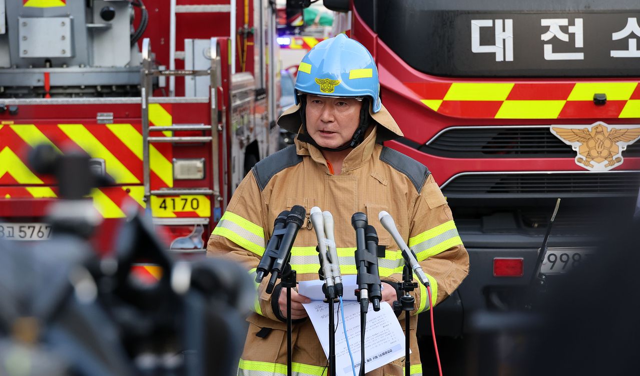 남득우 대전 대덕소방서장이 20일 오후 불이 난 대전 대덕구 문평동 한 자동차부품 제조 공장 앞에서 브리핑하고 있다. 연합뉴스